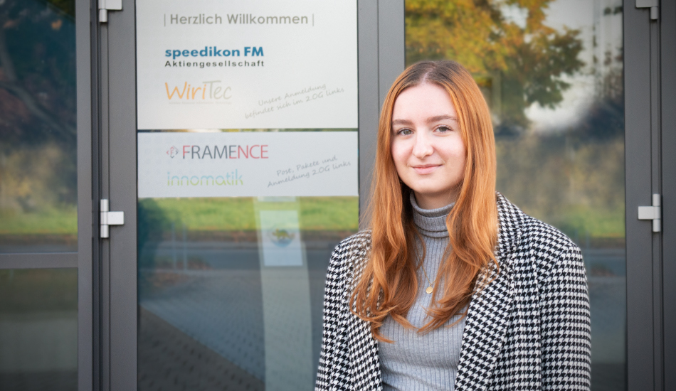 Das Bild zeigt unsere Praktikantin Lena.