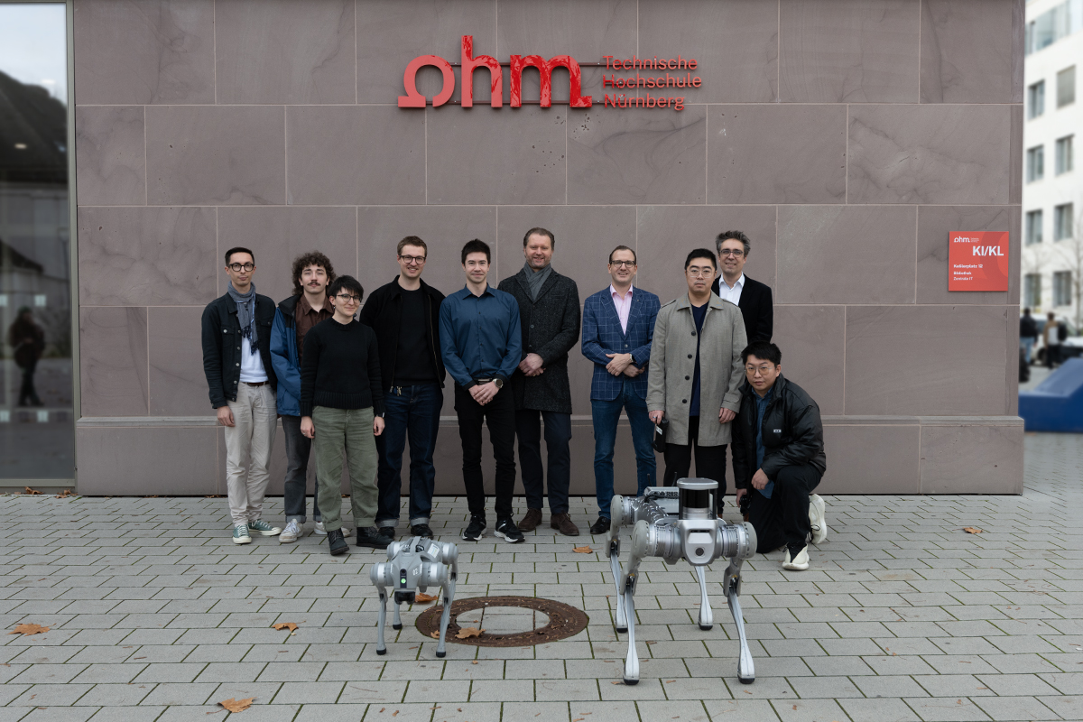 You are currently viewing Vier Beine für die Zukunft: speedikon FM Group stärkt mit Roboterübergabe die Forschung an der Technischen Hochschule Nürnberg