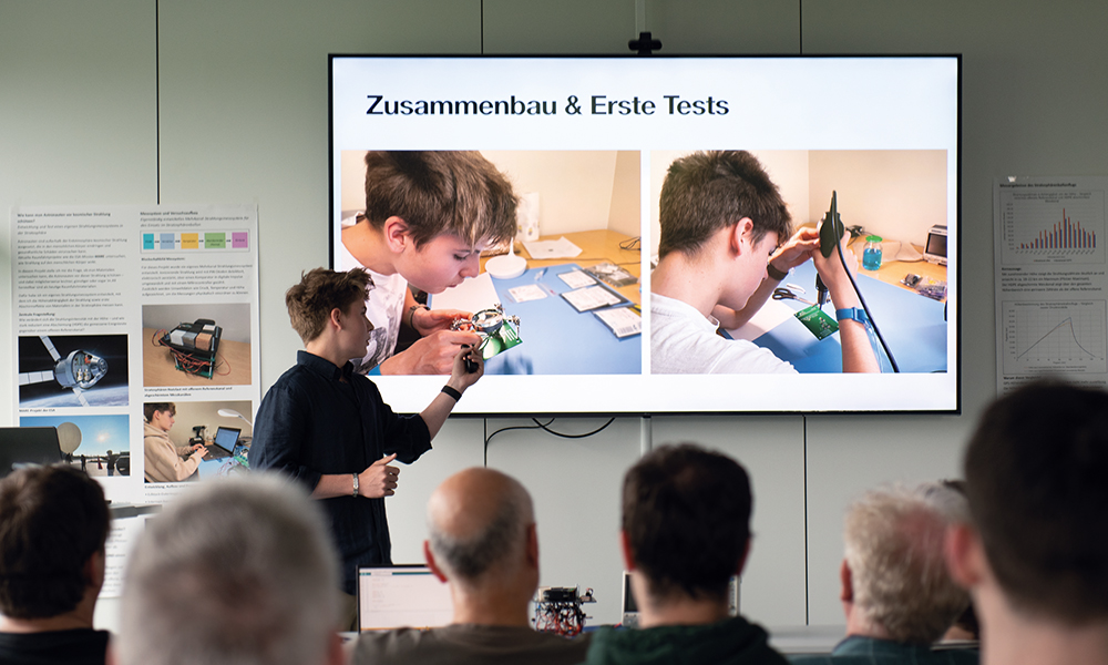 Julian Mayer präsentiert bei der speedikon FM-Firmengruppe die Entwicklung und ersten Tests seines selbst entwickelten Strahlungsmesssystems im Rahmen seines Jugend-forscht-Projekts.