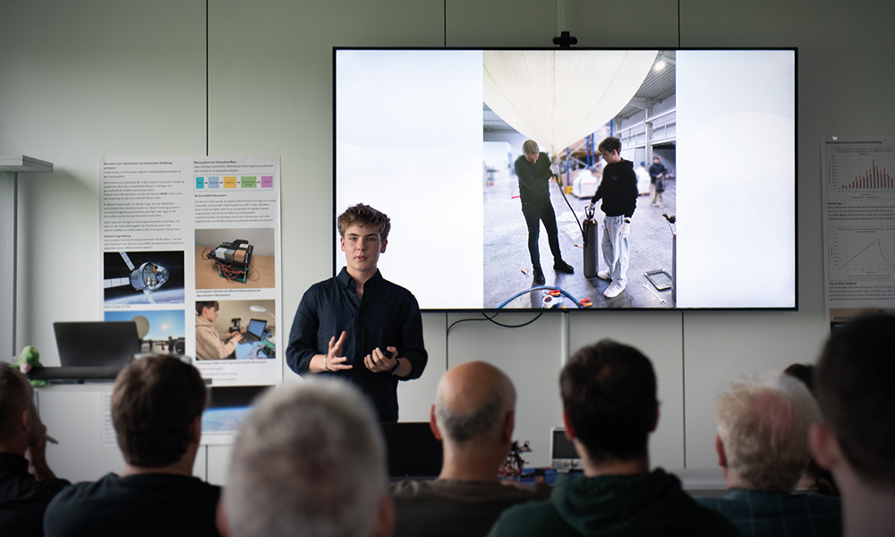 Julian Mayer erklärt die Befüllung des Stratosphärenballons mit Gas während seiner Präsentation in der Unternehmenszentrale der speedikon FM-Firmengruppe in Bensheim.