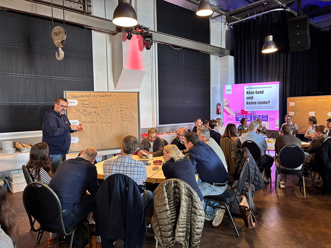 Participants at Praxisforum Betreiberverantwortung 2026 exchanging ideas in various discussion groups.